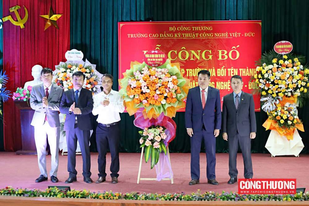Media\2_TH1029\FolderFunc\202603\Images/le-cong-bo-quyet-dinh-sap-nhap-va-doi-ten-thanh-truong-cao-dang-ky-thuat-cong-nghe-viet-duc-694dfe5a8ce39-20260318084621-e.jpg